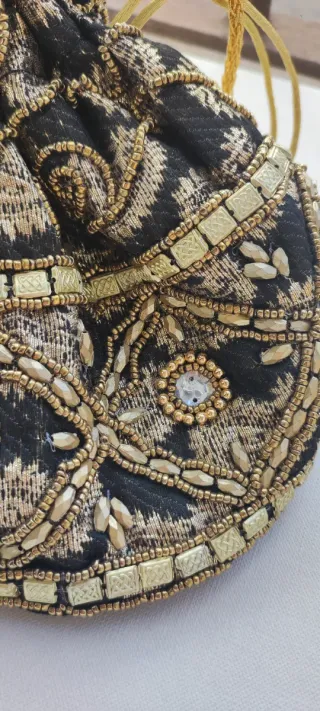 Bolso saco joya bordado negro y dorado