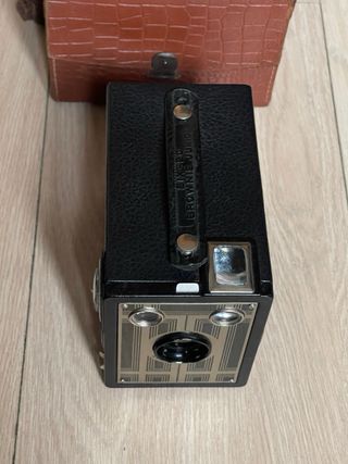 Fotocamera scatola Kodak Brownie Junior six-20 con custodia