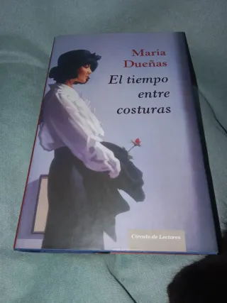 El tiempo entre costuras