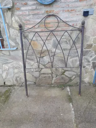 Cabecero de cama de hierro antiguo