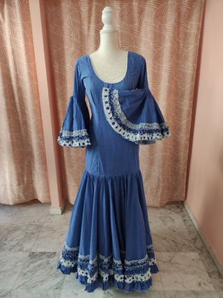 Traje de flamenca azul con lunares blancos