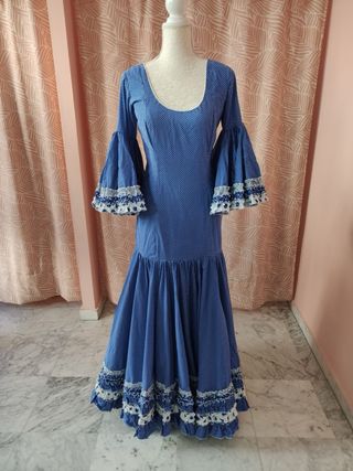 Traje de flamenca azul con lunares blancos