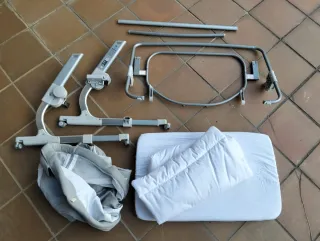 Culla Jané Babyside grigia con letto adiacente