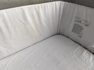 Culla Jané Babyside grigia con letto adiacente