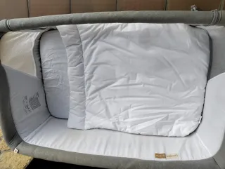 Culla Jané Babyside grigia con letto adiacente