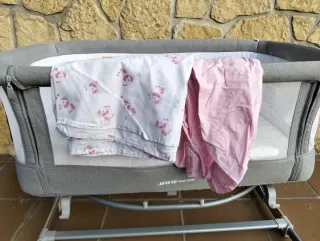 Culla Jané Babyside grigia con letto adiacente