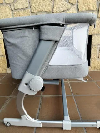 Culla Jané Babyside grigia con letto adiacente