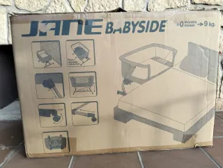 Culla Jané Babyside grigia con letto adiacente
