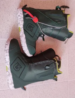 Tabla y botas de snowboard