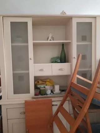 Mueble de salón blanco y madera