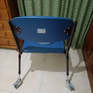 Silla de baño azul con ruedas