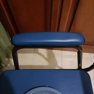 Silla de baño azul con ruedas