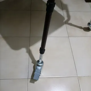 Silla de baño azul con ruedas