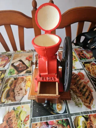 Molinillo de café antiguo rojo