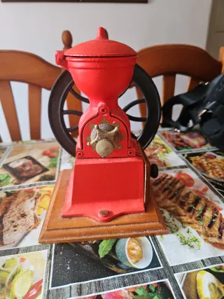 Molinillo de café antiguo rojo