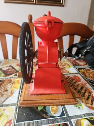 Molinillo de café antiguo rojo