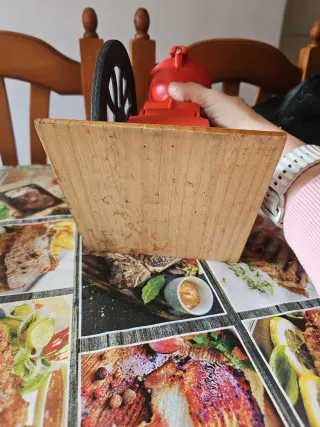 Molinillo de café antiguo rojo