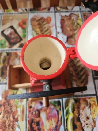 Molinillo de café antiguo rojo