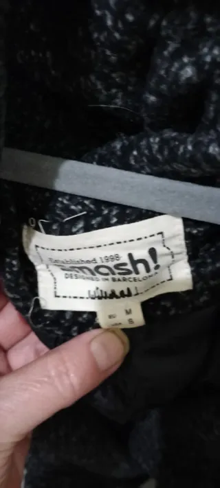 Abrigo gris oscuro con cinturón