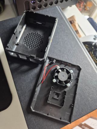 Raspberry Pi 4 case with fan and heat sink