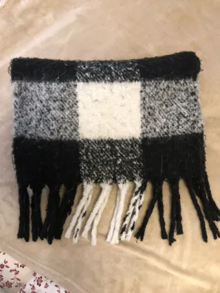 Bufanda con flecos de cuadros en color blanco y ne