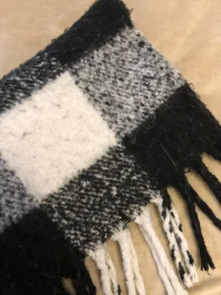 Bufanda con flecos de cuadros en color blanco y ne