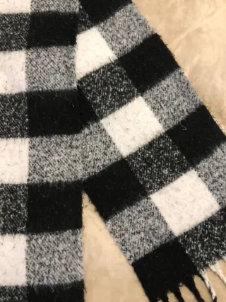 Bufanda con flecos de cuadros en color blanco y ne