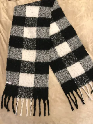 Bufanda con flecos de cuadros en color blanco y ne