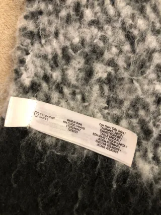 Bufanda con flecos de cuadros en color blanco y ne