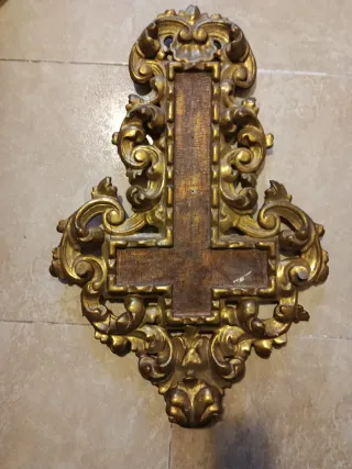 Cruz antigua policromada dorada