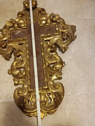 Cruz antigua policromada dorada