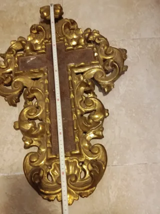 Cruz antigua policromada dorada