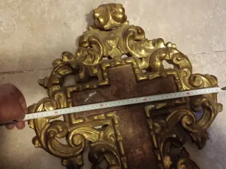 Cruz antigua policromada dorada