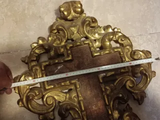 Cruz antigua policromada dorada