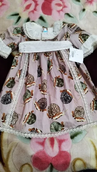 Vestido infantil con estampado de caracoles