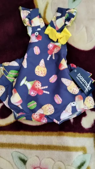 Vestido infantil con estampado de caracoles
