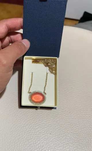 Collar dorado con colgante ovalado naranja