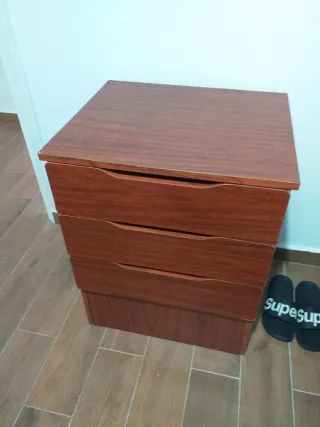 Cajonera de madera marrón