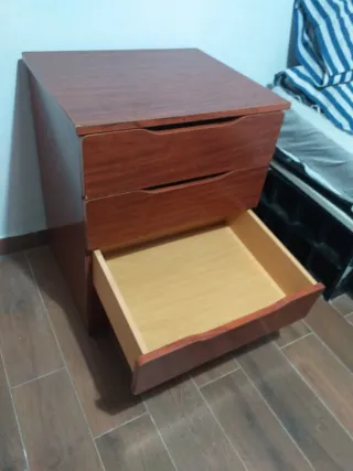 Cajonera de madera marrón