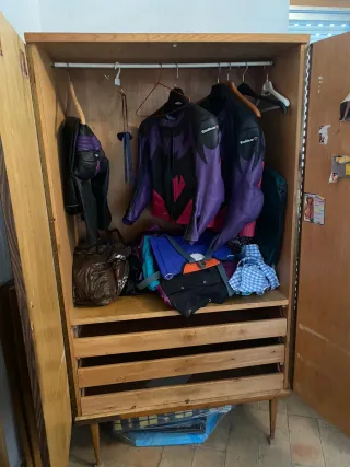 Armario de madera marrón