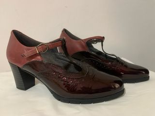 Zapatos Pitillos T-Strap Brogue Burdeos
