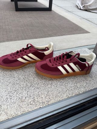 Zapatillas Adidas Burdeos y Blancas