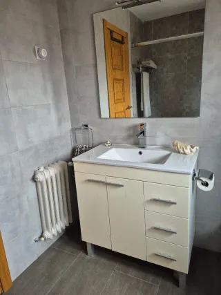 Mueble de baño moderno con grifo