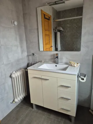 Mueble de baño moderno con grifo