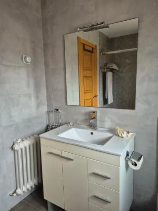 Mueble de baño moderno con grifo