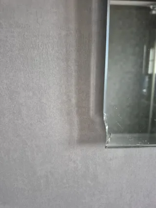 Mueble de baño moderno con grifo