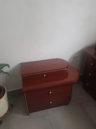 Cómoda con espejo y 2 mesitas