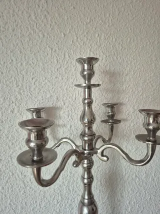 Candelabro de metal plateado