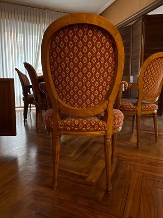 Mesa ovalada y 8 sillas de comedor. 2 m x 1,10m