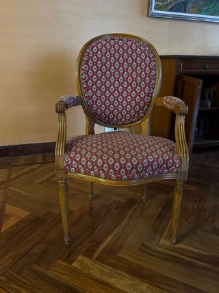 Mesa ovalada y 8 sillas de comedor. 2 m x 1,10m